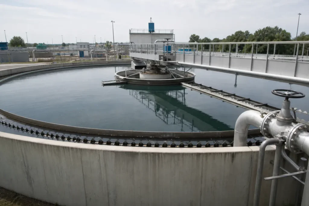 Visuel de clarificateur d'eaux usées pour comprendre ce qu'est un clarificateur d'eaux usées et comment il fonctionne